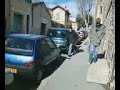 mikel monte sur la voiture mikel monte sur la voiture