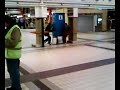 hahaha junk schrikt op utrecht centraal station