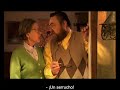 director: niels arden oplev.
guionista: h�kan lindhe, niels arden oplev, anders thomas jensen.
actores:  martin buch (dennis, narrador y protagonista de la historia), anders w. berthelsen (carl, su hermano), thomas bo larsen (finn, drogadicto que vive con ambos), sidse babett knudsen (rita), birthe neumann (elly, vecina de dennis y carl), tommy kenter (anton, marido de elly).

dennis y su hermano carl viven en una casa ruinosa en el campo. junto con ellos vive finn, alguien a quien carl le debe dinero, y que no tiene pensado irse de casa hasta que se le pague la deuda. carl y dennis han de soportar los comentarios y las bromas de finn. sin embargo todo cambiar� cuando durante la celebraci�n navide�a se produzca un accidente, inesperado aunque bienvenido que traer� muchas complicaciones, entre otras la de evitar la sospecha de anton, su vecino metomentodo.
esta comedia macabra fue dirigida por niels arden oplev, que destac� en la direcci�n de otras pel�culas como portland (1996) o el sue�o (2006) esta �ltima fue un gran �xito tanto de p�blico como de cr�tica, con lo que consolid� definitivamente a su director. recientemente ha estrenado dos mundos (2008), una pel�cula de corte dram�tico.
el serrucho no ha sido estrenada en ning�n pa�s de habla hispana, ni me consta que est� disponible en castellano.