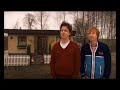 director: niels arden oplev.
guionista: h�kan lindhe, niels arden oplev, anders thomas jensen.
actores:  martin buch (dennis, narrador y protagonista de la historia), anders w. berthelsen (carl, su hermano), thomas bo larsen (finn, drogadicto que vive con ambos), sidse babett knudsen (rita), birthe neumann (elly, vecina de dennis y carl), tommy kenter (anton, marido de elly).

dennis y su hermano carl viven en una casa ruinosa en el campo. junto con ellos vive finn, alguien a quien carl le debe dinero, y que no tiene pensado irse de casa hasta que se le pague la deuda. carl y dennis han de soportar los comentarios y las bromas de finn. sin embargo todo cambiar� cuando durante la celebraci�n navide�a se produzca un accidente, inesperado aunque bienvenido que traer� muchas complicaciones, entre otras la de evitar la sospecha de anton, su vecino metomentodo.
esta comedia macabra fue dirigida por niels arden oplev, que destac� en la direcci�n de otras pel�culas como portland (1996) o el sue�o (2006) esta �ltima fue un gran �xito tanto de p�blico como de cr�tica, con lo que consolid� definitivamente a su director. recientemente ha estrenado dos mundos (2008), una pel�cula de corte dram�tico.
el serrucho no ha sido estrenada en ning�n pa�s de habla hispana, ni me consta que est� disponible en castellano.