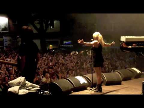 lulaemusic - Wow, wie viele ihr seid!!! Hammer, hammer, hammer! Danke für diesen unfassbaren Anblick - Bochum hat gerockt! 1LIVE Bühne 16.07.2010 www.luxuslaerm.de.