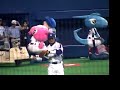 マット運びのカートに乗るドアラ。