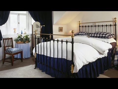 Decorating a Bedroom With Antiques