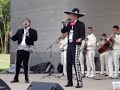 marco barrientos y tony trueba cantando con mariachi