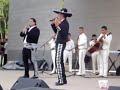 Marco Barrientos y Tony Trueba cantando con Mariachi