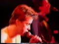 Het is 1987.  Op de vooravond van de oprichting van de eerste Vlaamse commerciële TV-zender VTM (1989) pakt de toenmalige BRT uit met een grootschalige live-show in samenwerking met de Nationale Loterij: 'Pak De Poen -- De Show van Eén Miljoen'.  Manu en René Verreth, twee acteurs uit het jaren voordien immens populaire 'De Collega's', een mooi gemaakte humoristische serie over het reilen en zeilen van een groep ambtenaren op één of ander ministerie, zullen het geheel presenteren.De show wordt een regelrechte ramp: René en Manu Verreth drukken zich uit in een kaduuk soort ambtenarentaal, de studiolichten vallen uit, knoppen die de kandidaten moeten gebruiken om 'af te drukken' doen het niet, afstandsbestuurde wagentjes voor één van de showproeven worden gestoord door draadloze microfoons, de presentatoren worstelen met de spelregels én dus ook met de jury, de in die tijd meer dan beruchte BRT-telefooncentrale toont zich van de meest nukkige kant, en tot overmaat van ramp vergeet René Verreth de naam van Percy...  Percy....    juist, dames en heren!Nadien volgen nog twee afleveringen van de show, maar die worden gepresenteerd door Luc Appermont.  Na drie afleveringen wordt de show afgevoerd.Op de VRT waren tot enkele jaren geleden heel af en toe nog wel eens héél korte fragmenten uit die beruchte show te zien, maar de VRT lijkt het geheel liefst zo vlug mogelijk te willen vergeten.  De originele bandopname van de show zou, althans dat beweren kwatongen, door René en/of Manu ontvreemd zijn uit het archief van de openbare omroep, maar niets is minder waar.  Getuige daarvan de hele uitzending die je nu, 20 jaar na uitzending, hier integraal te zien krijgt.  Zorg dat je niet gestoord kan worden, en go ahead, het is de moeite waard!!