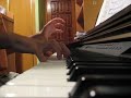 tocando  el piano