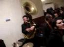 bailando cantando alegria en la fira de música al carrer de vila-seca. Tocan los Pistons flingueurs en el centru