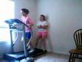 Menina Idiota e a Esteira Eletrica