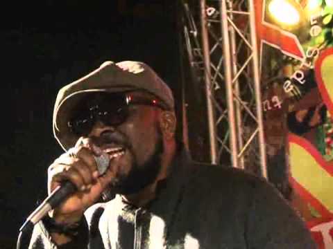 Remy KILOLA présente SHEILLA MPUTU. Extraits de live Fikin 2010 Remy KILOLA présente SHEILLA MPUTU. Extraits de live Fikin 2010