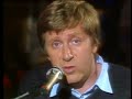 stephan sulke - uschi (mach kein quatsch) 1981

uschi mach kein quatsch,
uschi komm sei lieb zu mir
du uschi mach kein quatsch,
weil ich sonst noch den kopf verlier,
ich werd dich auch nie wieder k�ssen
ohne erst zu fragen,
nie wieder mich an deinen busen wagen
und nie mehr sagen, dass ich was vers�um',
obwohl ich oft von mehr als -
h�ndchen halten tr�um'.

uschi mach kein quatsch,
du uschi komm sei lieb zu mir
du uschi mach kein quatsch,
weil ich sonst noch den kopf verlier,
ich werd mich in die k�che stellen
und mir m�he geben
mein taschengeld nie mehr f�r schnaps ausgeben,
zum fr�hst�ck kriegst du dein gekochtes ei,
ich sag nie wieder, dass ich keine hausfrau sei.

ach - uschi mach kein quatsch,
du uschi komm sei lieb zu mir
du uschi mach kein quatsch,
weil ich sonst noch den kopf verlier,
ich sag dir auch nie wieder du seist `ne beschr�nkte wanze,
und niemals wieder nenn' ich dich emanze,
die demo morgen an der elfenau, dort mach' ich mit,
dort verkleid ich mich als frau.

och - uschi mach kein quatsch,
du uschi komm sei lieb zu mir
du uschi mach kein quatsch,
weil ich sonst noch den kopf verlier,
ich werde morgen fr�h auch schon
zum standesamt hinlaufen,
ich lass' mich dort auf deinen namen taufen,
du ich �ndere den personalausweis,
obwohl ich nicht sehr gerne tulpenst�ngel hei�!!!