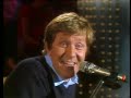 stephan sulke - uschi (mach kein quatsch) 1981

uschi mach kein quatsch,
uschi komm sei lieb zu mir
du uschi mach kein quatsch,
weil ich sonst noch den kopf verlier,
ich werd dich auch nie wieder k�ssen
ohne erst zu fragen,
nie wieder mich an deinen busen wagen
und nie mehr sagen, dass ich was vers�um',
obwohl ich oft von mehr als -
h�ndchen halten tr�um'.

uschi mach kein quatsch,
du uschi komm sei lieb zu mir
du uschi mach kein quatsch,
weil ich sonst noch den kopf verlier,
ich werd mich in die k�che stellen
und mir m�he geben
mein taschengeld nie mehr f�r schnaps ausgeben,
zum fr�hst�ck kriegst du dein gekochtes ei,
ich sag nie wieder, dass ich keine hausfrau sei.

ach - uschi mach kein quatsch,
du uschi komm sei lieb zu mir
du uschi mach kein quatsch,
weil ich sonst noch den kopf verlier,
ich sag dir auch nie wieder du seist `ne beschr�nkte wanze,
und niemals wieder nenn' ich dich emanze,
die demo morgen an der elfenau, dort mach' ich mit,
dort verkleid ich mich als frau.

och - uschi mach kein quatsch,
du uschi komm sei lieb zu mir
du uschi mach kein quatsch,
weil ich sonst noch den kopf verlier,
ich werde morgen fr�h auch schon
zum standesamt hinlaufen,
ich lass' mich dort auf deinen namen taufen,
du ich �ndere den personalausweis,
obwohl ich nicht sehr gerne tulpenst�ngel hei�!!!