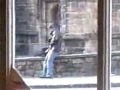 Borracho orinando en puente cae al vacío
