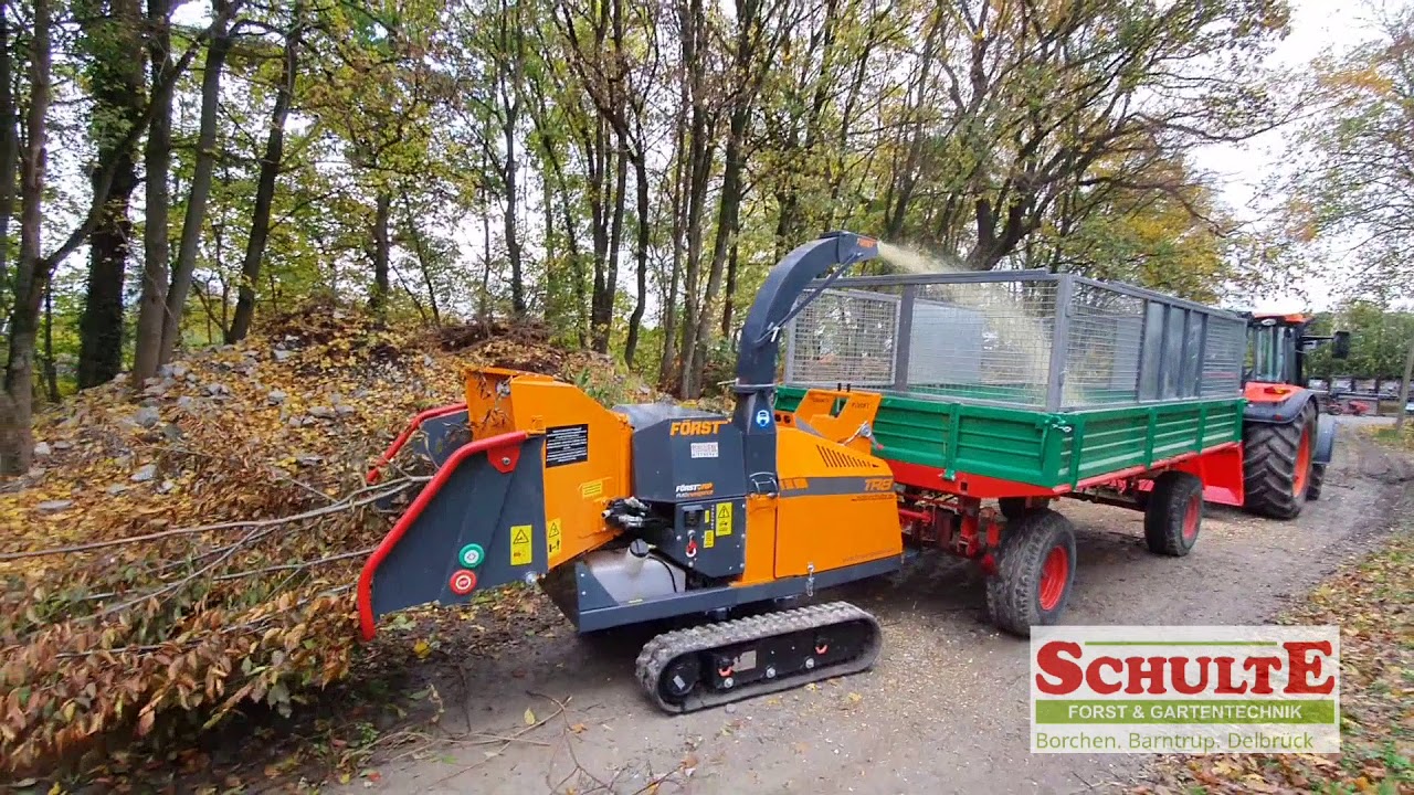 Holz häckseln mit Först TR8 Mietgerät Firma Schulte
