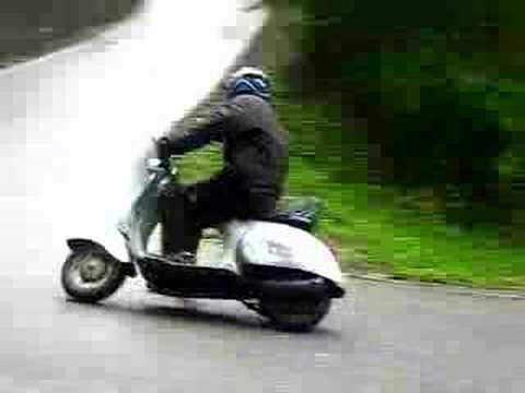 Con una Vespa a lo Supermotard > video entretenimiento Con una Vespa a lo Supermotard