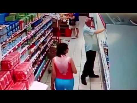 El pervertido del supermercado: un hombre es grabado mientras fotografía bajo la falda de una mujer