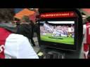 deze week werd de lancering van voetbalspel fifa 09 nog eens dunnetjes over gedaan door enkele bekende nederlanders waaronder acteur joep sertons (voetbalvrouwen), rapper brainpower en zanger alain clark die het in deze game opnamen tegen een groep gamers onder leiding van de gamekings. de bners kregen ondersteuning van de ajax selectie. commentaar werd verzorgd door de stem van de nederlandse sport, nos sportcommentator evert ten napel. joep en alain geven hun visie op de wedstrijd en evert vertelt hoe zijn stem in het spel is verwerkt.
