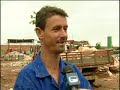 No Brasil, acredita-se que 80% dos municípios depositem seus dejetos em lixões a céu aberto. Esses depósitos poluem o solo; e o lixo queimado, o ar. Joel - presidente de uma cooperativa de catadores - trabalha em lixão. Há 19 anos, acorda cedo e toma o mesmo rumo, pertinho de casa - lixão da cidade Estrutural, na periferia de Brasília.Joel sabe dos riscos que corre ao viver do lixão, onde todo tipo de material tóxico pode ser encontrado, mas não vê alternativa: os R$ 1,2 que tira por mês vendendo o que pode ser reciclado alimentam toda a família.A poucos minutos da Esplanada dos Ministérios, em Brasília, o lixão da Estrutural é fonte de renda para cerca de 1,6 mil catadores, mas será fechado logo, o que resolve o problema ambiental. Espera-se que os catadores daqui sejam absorvidos pela empresa que vai administrar o novo aterro sanitário, na cidade satélite de Samambaia.Na Câmara, deputados reconhecem que o lixo não é só um problema de saneamento ambiental que deve ser enfrentado pelos governantes, mas também uma questão de esclarecimento do povo.Fonte: TV Câmarahttp://www2.camara.gov.br/tv