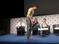 austin nichols en train de danser au comic con.