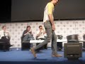 austin nichols en train de danser au comic con.