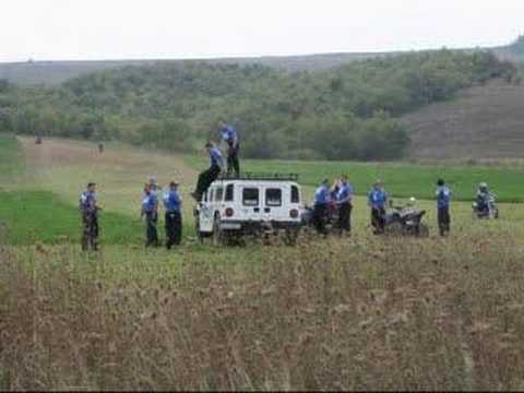 bgs - Voluntari care participa la cautari de copii disparuti in Romania.