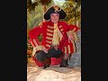 Piet Piraat (Peter van der Velde) zingt zie gids komt de stoomboot