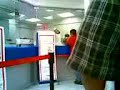 Cajero del banco HSBC Mexico hablando por telefono