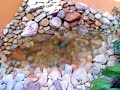 JARDIM DE INVERNO. LAGUINHO COM CASCATA. A CASCATA ESTÁ DESLIGADA PORQUE OS PEIXES ESTÃO SE ALIMENTANDO.Lago confeccionado com Manta EPDM Firestone para impermeabilização de lagos OrnamentaisPrincipais característicasA geomembrana de EPDM da Firestone é o que existe de mais moderno no mundo em impermeabilização de lagos ornamentais. Fácil, barato e seguro, com 10 anos de garantia e durabilidade superior a 30 anos. Produto totalmente atóxico, o que garante a estabilidade biológica necessária para o bom desenvolvimento do lago. 