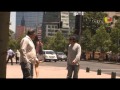 Chica se le levanta la falda