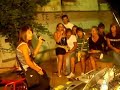 Ragazzi di Benestare sulla villetta a cantare in gruppo Ragazzi di Benestare sulla villetta a cantare in gruppo