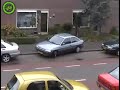 Blondynka parkuje samochód