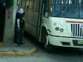Jugando al caballito utilizando transporte público
