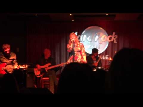 Kelly Clarkson live at the Hard Rock Nashville –  Please Come Home For Christmas