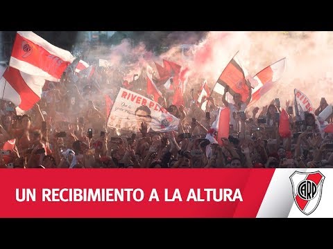 Miles de hinchas recibieron al plantel de River en su llegada al Monumental