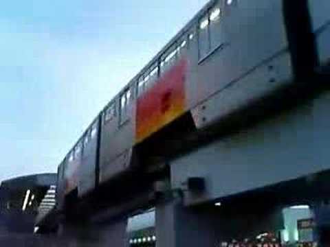 多摩都市モノレールを立川南駅の下から撮る１