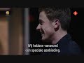 Fransie helpt bij het tanken