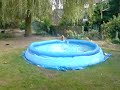 Sam dans la piscine.3gp