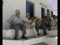 Απιστευτο τραγούδι με κορυφαίους στίχους, δε ξέρω & γω πόσο παλιό... ΓΙΑΤΙ ΓΕΛΑΤΕ ΠΟΥ ΜΑΙ ΣΤΑΠΑΤΣΑΡΙΣΜΕΝΟΣ ΚΑΙ ΣΤΙΣ ΤΑΒΕΡΝΕΣ ΤΟ ΧΩ ΡΙΞΕΙ ΣΤΟ ΠΙΟΤΟ ΟΥΤΕ Ο ΠΡΩΤΟΣ ΕΙΜΑΙ ΟΥΤΕ Ο ΤΕΛΕΥΤΑΙΟΣ ΓΙΑ ΜΙΑ ΓΥΝΑΙΚΑ ΠΟΥ ΧΩ ΚΛΑΨΕΙ ΚΑΙ ΠΟΝΩ!ΟΤΑΝ Τ'ΑΣΤΕΡΙΑ ΤΗΣ ΝΥΧΤΟΣ ΒΓΑΙΝΟΥΝ ΣΥΡΓΙΑΝΙ ΟΛΟΙ ΚΟΙΜΟΥΝΤΑΙ ΜΑ ΔΕΝ ΒΓΑΖΟΥΝ ΤΣΙΜΟΥΔΙΑ,ΕΙΝΑΙ ΠΟΛΛΟΙ ΠΟΥ ΜΕΣ ΤΟΥΣ ΔΡΟΜΟΥΣ ΤΡΙΓΥΡΝΑΝΕ ΓΙΑ ΜΙΑ ΓΥΝΑΙΚΑ ΠΟΥ ΤΟΥΣ ΠΗΡΕ ΤΗΝ ΚΑΡΔΙΑ!ΟΥΤΕ Ο ΠΡΩΤΟΣ ΕΙΜΑΙ ΟΥΤΕ Ο ΤΕΛΕΥΤΑΙΟΣ ΚΙ ΑΛΛΟΙ Π'ΑΓΑΠΗΣΑΝ ΤΗΝ ΕΠΑΘΑΝ ΓΙΑΤΙ,ΔΕΝ ΕΙΝ' ΝΤΡΟΠΗ ΝΑ ΚΛΑΙΕΙ ΚΑΝΕΙΣ ΓΙΑ ΜΙΑ ΓΥΝΑΙΚΑ ΠΟΥ ΤΗΝ ΑΓΑΠΗΣΕ ΤΡΕΛΑ ΜΕΣ ΤΗ ΖΩΗ!Βιολί:Γούναρης Γιάννης(Κατσαρός) Λαούτο:Λιβάνιος Αντρέας(Κατσαφούρης) Τραγούδι:Καρεκλάς Αντώνης