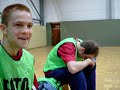 Mega Hudson spielt Fussball