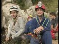 Acompanyem a la Unió Muntanyenca Eramprunyà en el curset que han estat impartint durant el darrer mes a Gavà. Es tractava d'introduir els interessats en el món de la espeleologia. Una disciplina molt popular al massís del Garraf, una zona plena de coves i avencs que permeten la seva pràctica sense necessitat d'anar gaire lluny. Zona Delta s'ha ficat amb ells en les profunditats per la terra per tenir un nou punt de vista del Garraf.