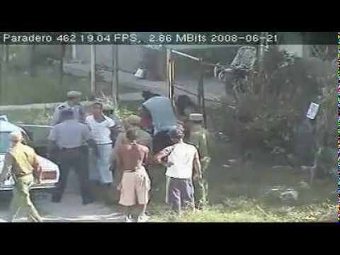 Si un negro protesta contra la policía en una cola de la guagua, le pasa esto…
