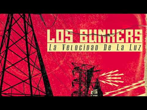bailando - Los Bunkers - Bailando Solo ( Francisco Durán - Mauricio Durán ) Ahora que estás aquí ahogado en medio de la gente Y estás dispuesto a más de lo que puedes s...