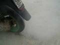Wastl haut mit sein NRG extreme scooter an Burnout nei