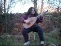 Brian tocando el rundlauden guitarra-laud