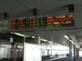上り貨物列車が通過，四国に向かうアンパンマン列車が発車を待っています。