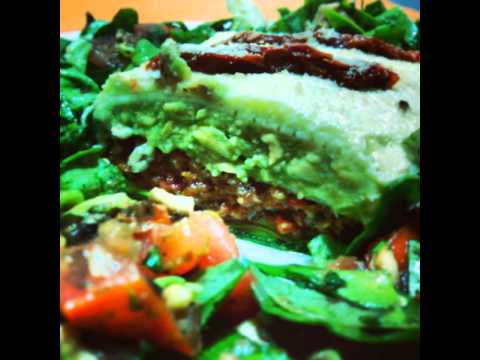comida crudivegana - Lasaña crudivegana de setas y aguacate Recetas de comida vegetariana Lasaña crudivegana de setas y aguacate 150 g de setas de cardo picaditas en crudo . . 50...
