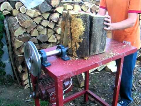 Kúpos - Kúpos hasító gép működés közben. 45 cm-es, lábon száradt akác. Hasítókúpok a legjobb árakon kaphatóak nálam. Kérdés esetén szívesen segítek.