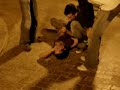 Gule pegandose una ostia