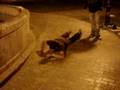 Gule pegandose una ostia