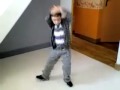 bambino 8 anni balla tecktonik super veloce  Alessio incredibile guardateee!!.mpg